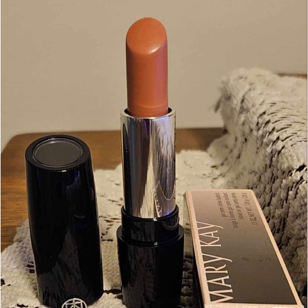 Mary Kay Lipstick Shade: Naturally Buff          Never Used